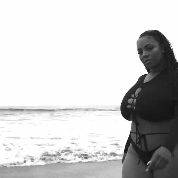 This image has an empty alt attribute; its file name is PERSEPHANII-STEPHANIE-NELSON.-GIF.-BEACH-STUFF.-Black-and-White-Cinematography.-5.-their-ref-ezgif.com-video-to-gif.gif